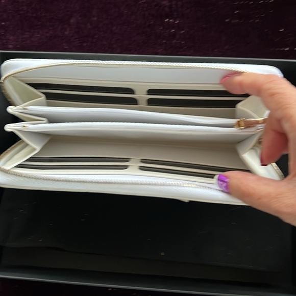 CHANEL BN Zippy Wallet - Picture 4 of 5